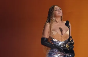 Beyoncé ao ganhar o Grammy de melhor álbum de dance/eletrônica e se tornar a maior vencedora da história do prêmio, em 2023 — Foto: REUTERS/Mario Anzuoni