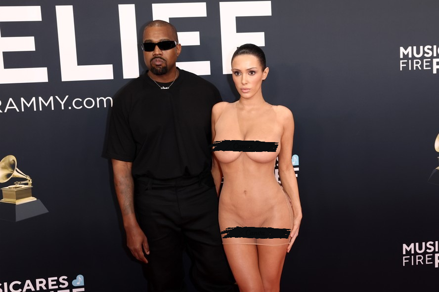 <span style="font-family: arial, helvetica, sans-serif; font-size: 14pt;"><span style="font-size: 10pt;">Kanye West e Bianca Censori no tapete vermelho do Grammy 2025 (Foto: Jeff Kravitz/FilmMagic)</span></span>