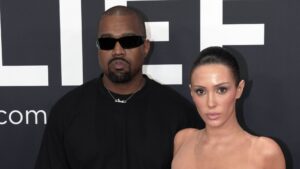 Leia mais sobre o artigo Bianca Censori aparece nua no Grammy