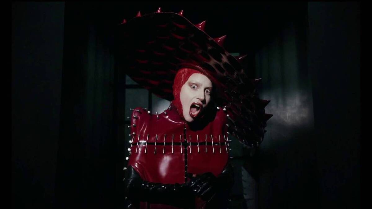 No momento, você está visualizando Lady Gaga lança “Mayhem” e retorna às raízes pop