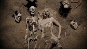 Leia mais sobre o artigo Lady Gaga transforma o Coachella 2025 em um espetáculo teatral