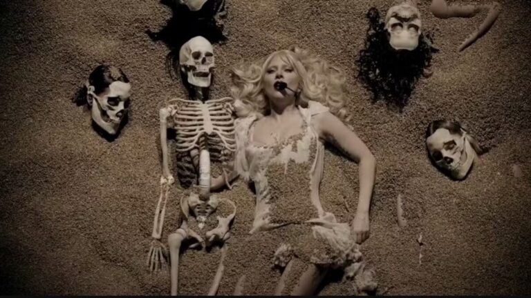 Leia mais sobre o artigo Lady Gaga transforma o Coachella 2025 em um espetáculo teatral