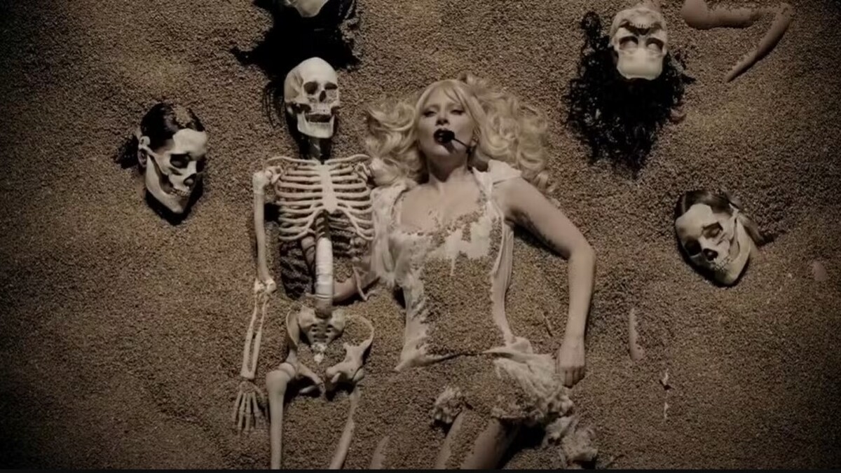 No momento, você está visualizando Lady Gaga transforma o Coachella 2025 em um espetáculo teatral